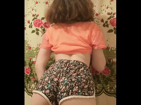 ❤️ 性感的年轻宝贝在镜头前脱下她的短裤 Porno﹏﹏