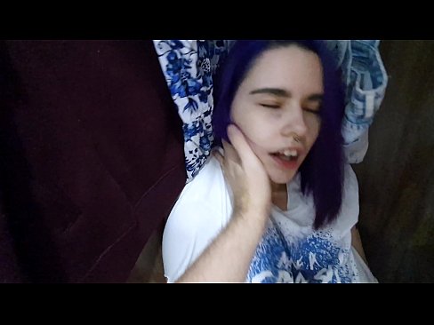 ❤️ 在衣柜里发现我的妹妹并帮助她射精 Porno﹏﹏
